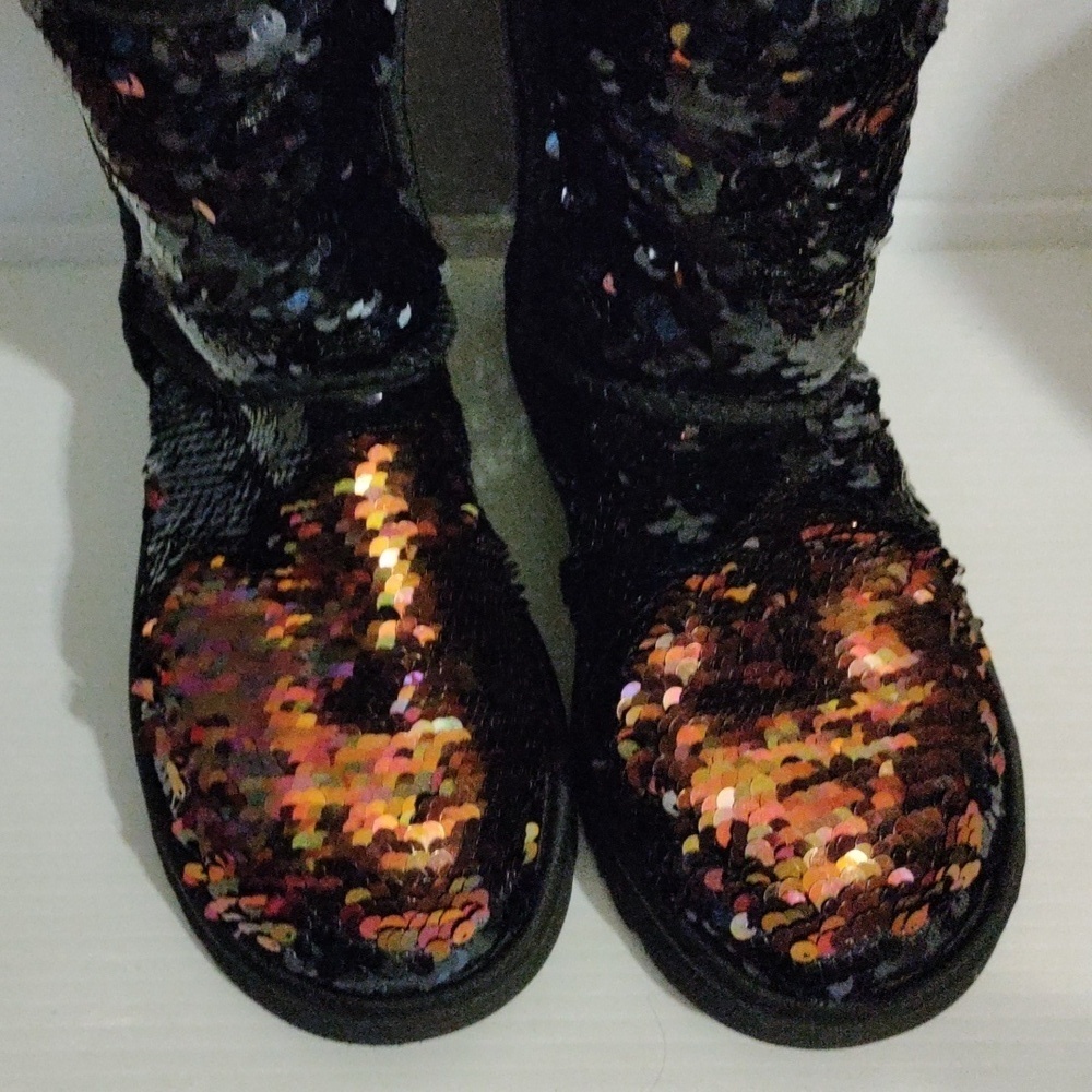 New UGG Women’s Classic Short Sequin Black Boots Sise 6 - Picture 2 of 9
